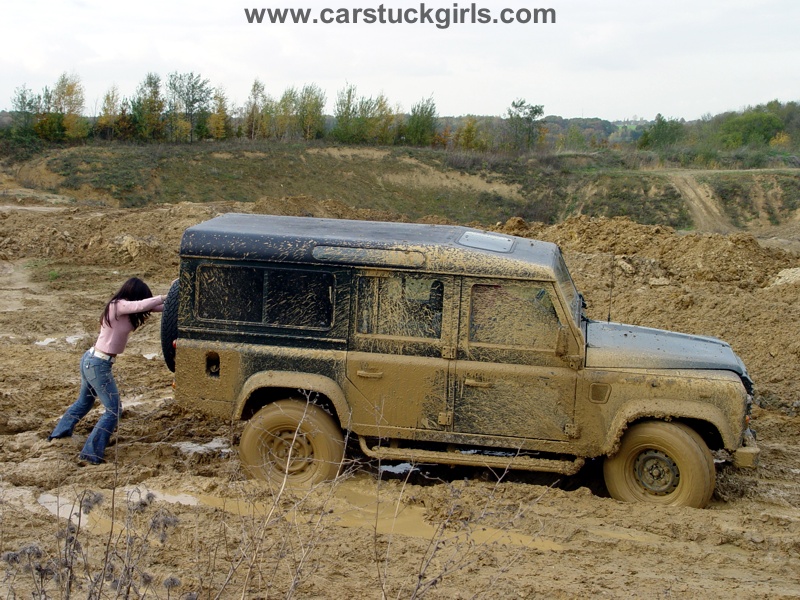 Land_Rover_LR_110_stuck_in_the_mud%20_026.jpg