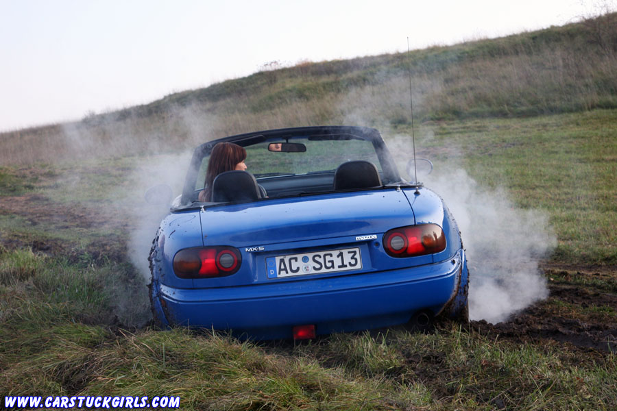 Mazda_Miata_MX5_girl_stuck_on_muddy_field_015.jpg