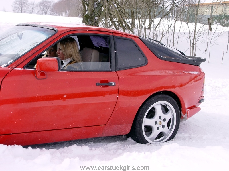 Porsche 944 girls snow stuck