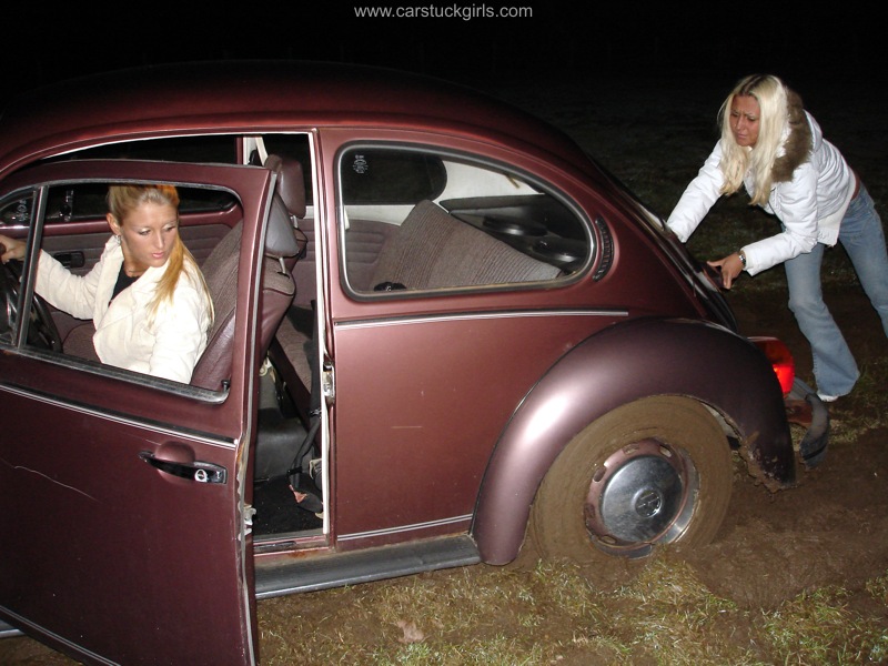 vw_beetle_blond_girls_stuck_mud_002.jpg